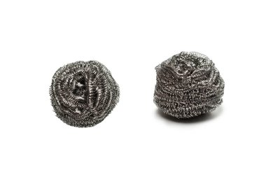 Bulaşık süngeri beyaz arka planda izole edilmiş. Temizleyici, mutfak kazıyıcısı.. 