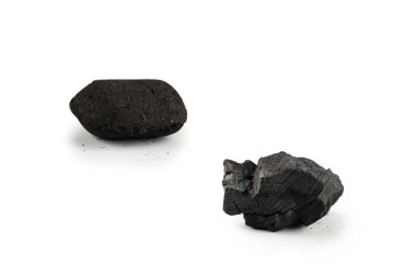 Beyaz arka planda siyah meşe kömürü izole edilmiş. 