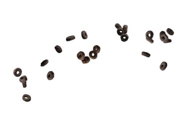 Çikolata halkaları gevrekleri bir kaseye dökülür. Kahvaltıda. Beyaz bir arkaplanda izole edilmiş. 