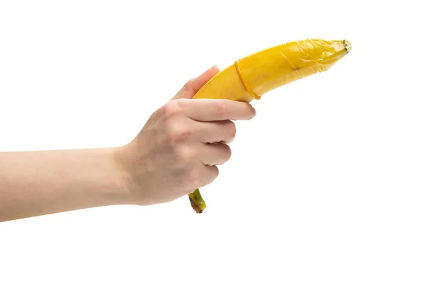 女性はバナナにコンドームをつけた 白い背景に隔離された — ストック写真