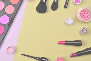 Profesyonel makyaj ürünleri kozmetik güzellik ürünleri, allık, göz kalemi, göz kirpikleri, fırçalar ve aletler.