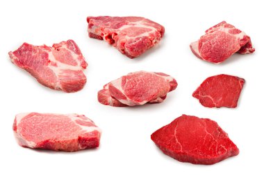 Beyaz arkaplanda çiğ domuz eti izole edilmiş. 