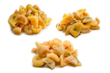 Kurumuş tutku meyvesi beyaz arka planda izole edilmiş. Üst görünüm. 