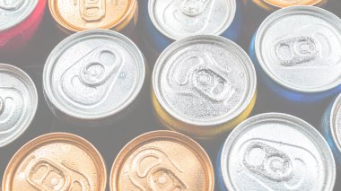 Bir grup alüminyum kutu, soğuk içecek. Üst görünüm.