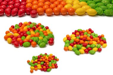 Beyaz arkaplanda izole edilmiş diş etleri çiğneme.