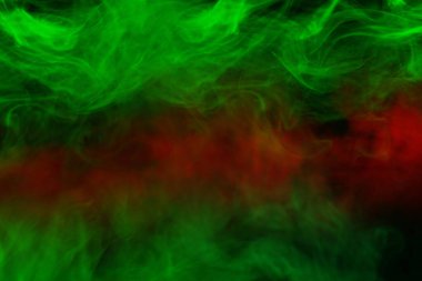 Siyah arka planda yeşil buhar. Boşluğu kopyala.