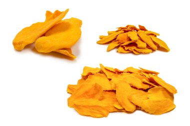 Beyaz arka planda izole edilmiş kuru, lezzetli mango dilimleri. Üst görünüm. 