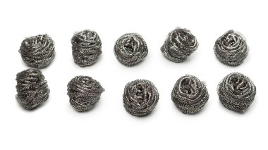 Bulaşık süngeri beyaz arka planda izole edilmiş. Temizleyici, mutfak kazıyıcısı.. 