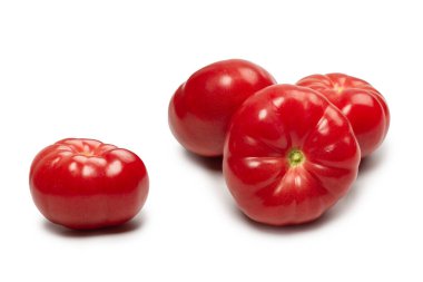 Beyaz arka planda kırmızı taze domates.. 