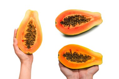Papaya meyvesi beyaz arka planda izole bir şekilde kadınların elinde. Tropik meyve. Yarım papaya.. 