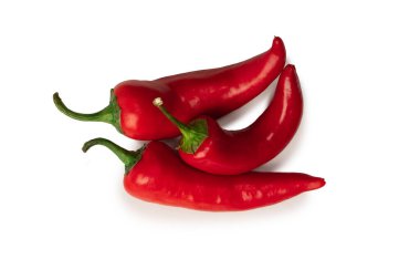 Kırmızı kırmızı kırmızı biber beyaz arkaplanda izole edilmiş.. 