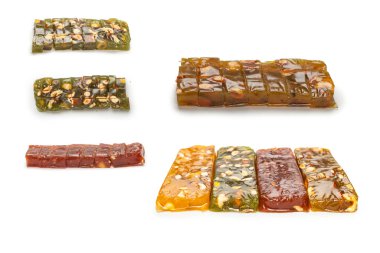 Beyaz arka planda fındıklı geleneksel Türk lezzeti. 