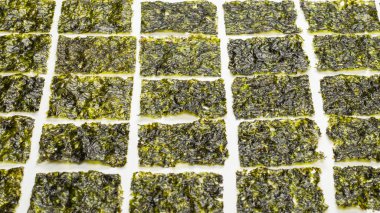 Beyaz arka planda izole edilmiş lezzetli yosun.. 