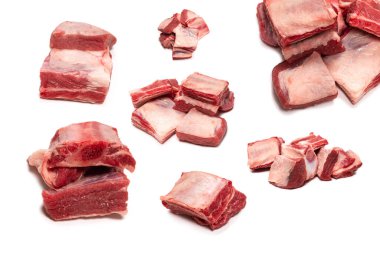 Beyaz arka planda çiğ pirzola. Üst görünüm. 