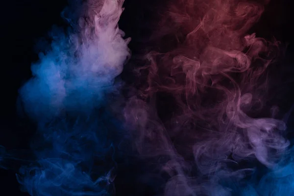 黑色背景上的蓝色和粉色蒸汽 复制空间 — 图库照片