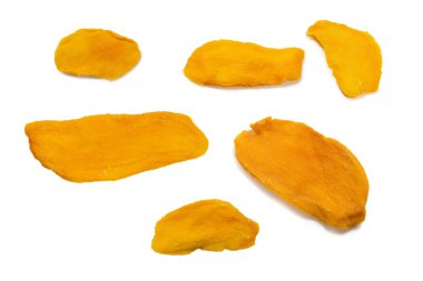 Beyaz arka planda izole edilmiş kuru, lezzetli mango dilimleri. Üst görünüm. 
