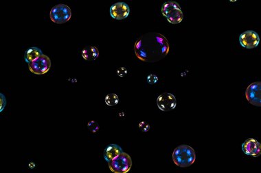 Sabun köpükleri siyah arka planda izole edilmiş. Boşluğu kopyala. 