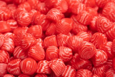 Arka plan olarak kırmızı yuvarlak lezzetli şekerleme. Üst görünüm. 