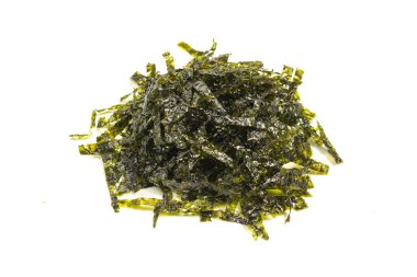 Beyaz arka planda izole edilmiş lezzetli yosun.. 