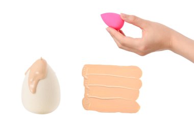 Beyaz arka planda izole edilmiş yeni beyaz süngerin üzerine dökülen sıvı bej makyaj vakfı