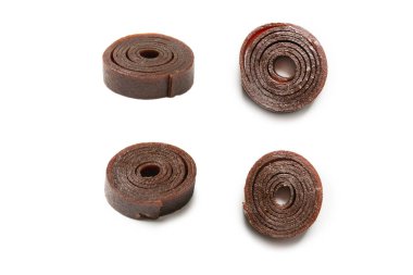 Doğal tatlı, beyaz arka planda izole edilmiş meyveli pastil. Doğal şeker, pastil rulosu.. 