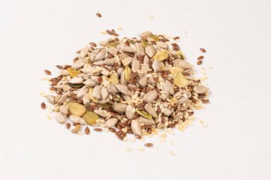 Salata için tohum karışımı. Beyaz arkaplanda izole edilmiş karışık tohumlar yığını. 