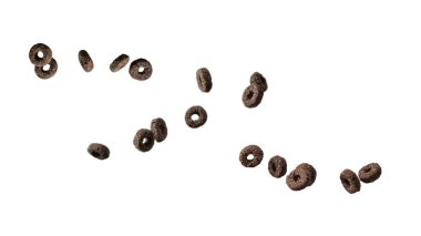 Çikolata halkaları gevrekleri bir kaseye dökülür. Kahvaltıda. Beyaz bir arkaplanda izole edilmiş. 