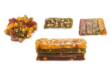 Beyaz arka planda fındıklı geleneksel Türk lezzeti. 