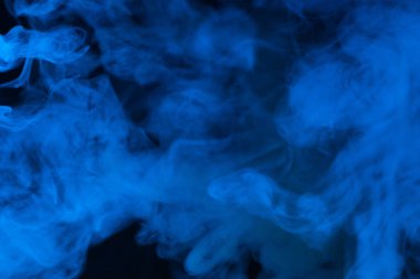 Siyah arka planda mavi buhar. Boşluğu kopyala.