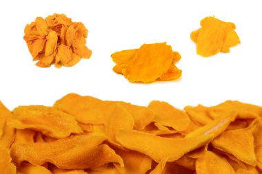 Tatlı mango dilimleri arka planda. Üst görünüm. 