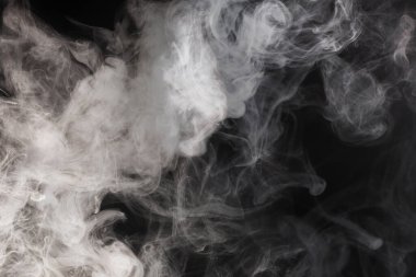 Siyah arka planda beyaz buhar. Boşluğu kopyala.