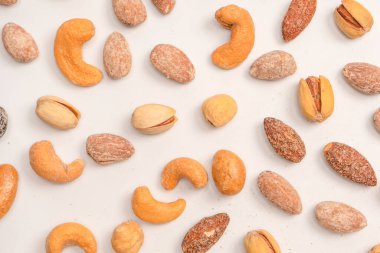 Lezzetli tuzlu fındık karışımı. Bir grup badem, fıstık, ceviz, macadamia, kaju..