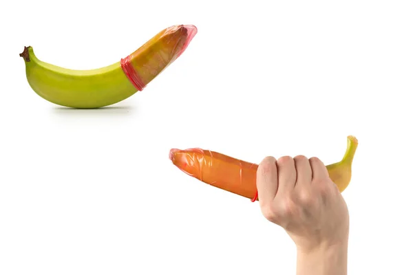 Eine Banane Mit Einem Kondom Darauf Isoliert Auf Weißem Hintergrund — Stockfoto