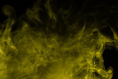 Siyah arka planda sarı buhar. Boşluğu kopyala.