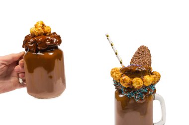 Çikolatalı milkshake, çırpılmış krema, kurabiye, waffle, cam mason kavanozunda servis edilir. 