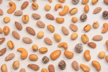 Lezzetli tuzlu fındık karışımı. Bir grup badem, fıstık, ceviz, macadamia, kaju..