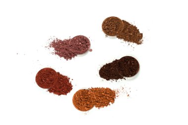 Makyaj malzemeleri. Göz farı ezilmiş palet, beyaz arka planda izole edilmiş renkli göz farı tozu..