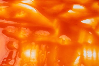 Lezzetli kırmızı sos arka plan olarak sıçrar.