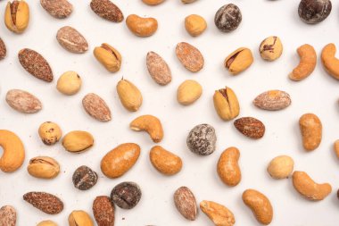 Lezzetli tuzlu fındık karışımı. Bir grup badem, fıstık, ceviz, macadamia, kaju..