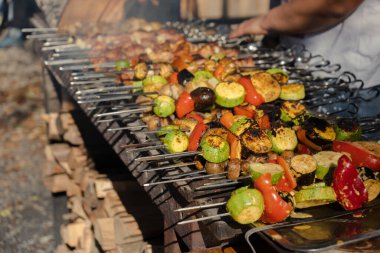 Izgara lezzetli sebzeler. Barbekü partisi. Üst görünüm. 