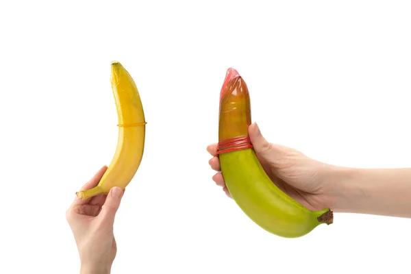 Mulher Pôs Preservativo Uma Banana Isolado Sobre Fundo Branco — Fotografia de Stock