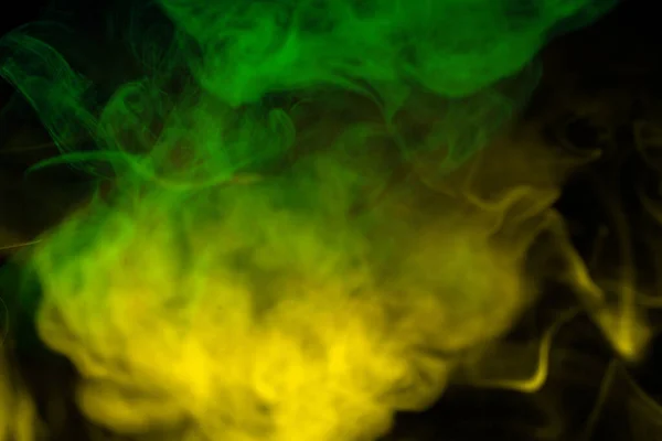 黑色背景上的绿色蒸汽复制空间 — 图库照片