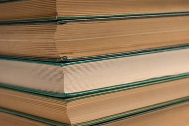 Beyaz bir arka plan üzerinde izole eski kitaplar. 