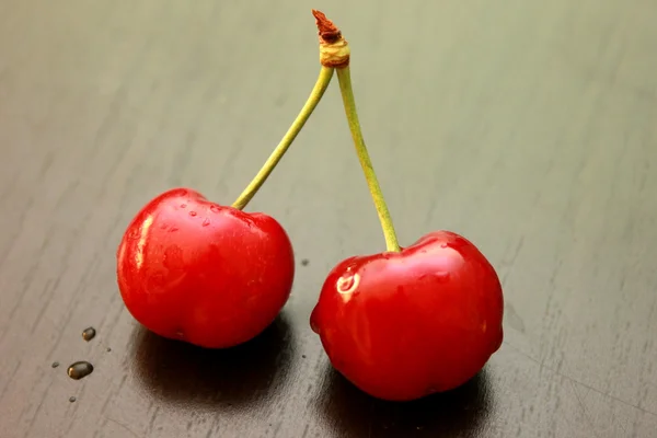 A pair of red cherries — Stock Photo, Image