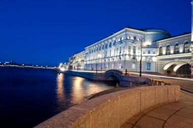 kabarık beyaz geceler köprüde st. petersburg kentinde
