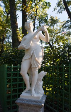 anıt ve Mimarlık yaz bahçesinde. St. petersburg
