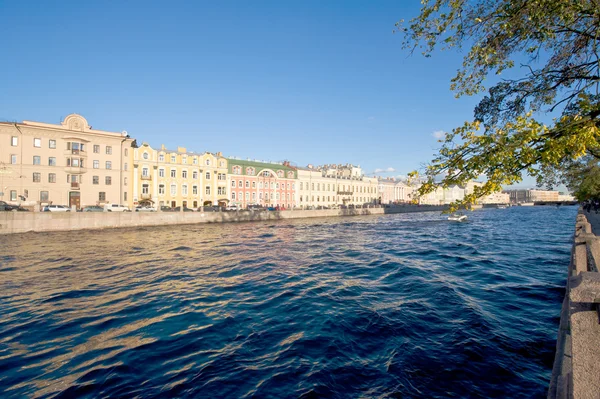 Kanał rzeki z łodzi w Sankt Petersburgu. lato — Zdjęcie stockowe