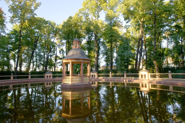 Tonnelle d'été sur un lac — Photo