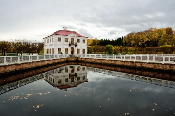 Palacio Marli en el parque Peterhof. Rusia — Foto de Stock