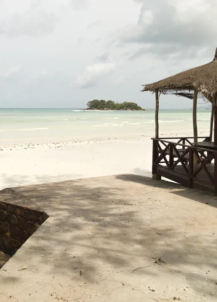 De schoonheid van de Seychellen, enorme keien, hibiscus en palmen fringe een prachtig strand op het idyllische eiland la dique — Stockfoto